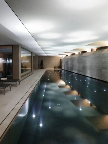 Moderner Innenpool mit entspannter Atmosphäre