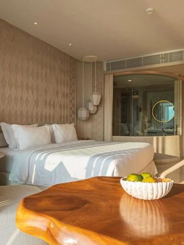 Modernes Hotelzimmer mit hellem Holztisch und großer Fensterfront