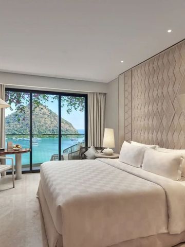 Hotelzimmer mit Meerblick und eleganter Wandverkleidung