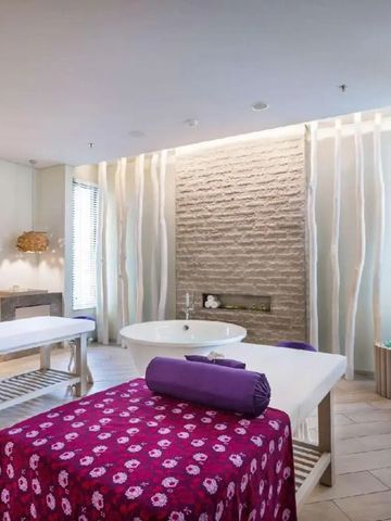 Spa mit zwei Massagetischen und ruhiger Atmosphäre