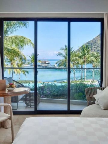 Luxuszimmer mit Meerblick und Palmen vor dem Fenster