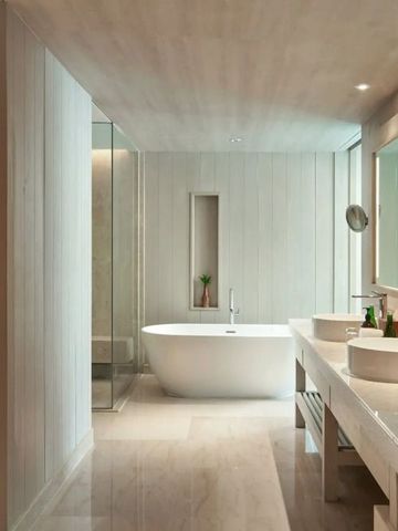 Modernes Badezimmer mit freistehender Badewanne und Doppelwaschbecken