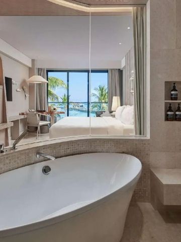 Zimmer mit freistehender Badewanne und Blick auf das Meer