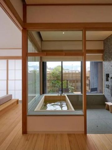 Luxuriöses Zimmer mit offener Sicht auf Bad und Natur im Hotel Azumi Setoda