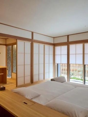 Geräumiges Zimmer mit traditioneller Einrichtung und Tageslicht im Azumi Setoda