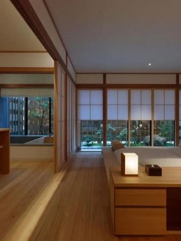 Stilvolles Schlafzimmer mit Holzdetails und Blick auf den Garten