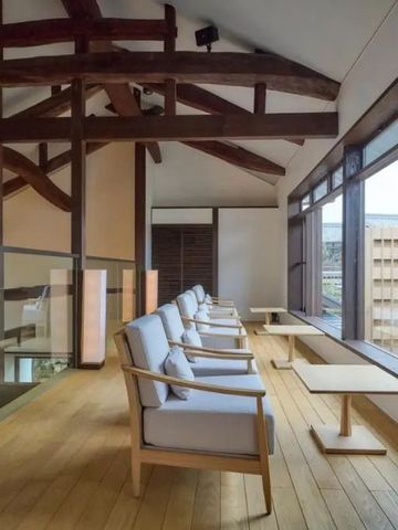 Gemütlicher Lounge-Bereich mit Aussicht auf die umliegende Umgebung.