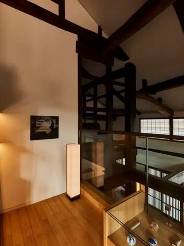 Modernes Innendesign mit Holzakzenten im Azumi Setoda