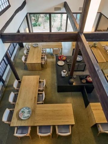 Geräumiger Speisesaal mit großen Holztischen und traditionellem Design