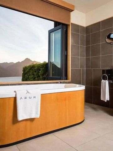 Moderne Badewanne in elegantem Badezimmer mit Bergblick