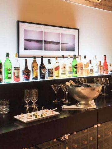 Elegante Hotelbar mit verschiedenen Spirituosen und Gläsern