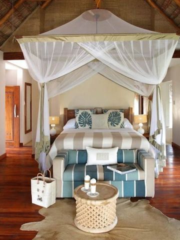 Romantische Suite mit Himmelbett und Holzdekor auf Benguerra Island