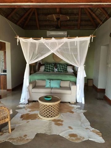 Suite mit Baldachinbett und exotischem Dekor auf Benguerra Island