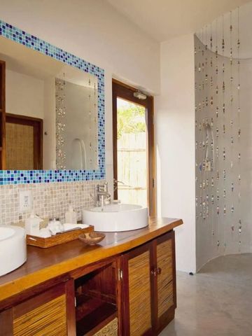 Modernes Badezimmer mit blauen Mosaikfliesen auf Benguerra Island