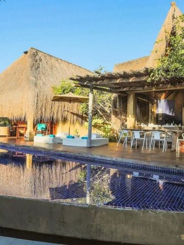 Exklusive Villa mit Strohdach und privatem Pool im Azura Benguerra Island