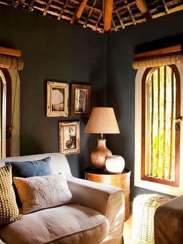 Elegantes Hotelzimmer mit Sofas und Lampen, durchbohrtes Fensterdesign