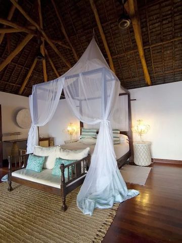 Hotelzimmer mit Himmelbett und Holzdach, luxuriöse Innenausstattung