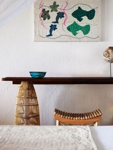 Dekorative Wandkunst über Tisch mit Naturmaterialien im Hotelzimmer