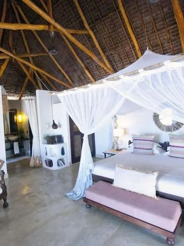 Geräumige Suite mit traditionellem Strohdach und luxuriöser Ausstattung