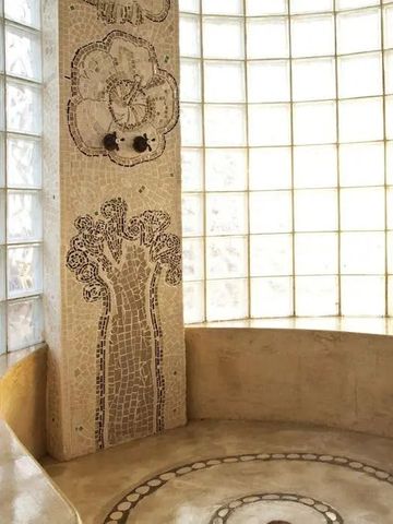 Exquisit gestaltetes Badezimmer mit Mosaik und Glaswand