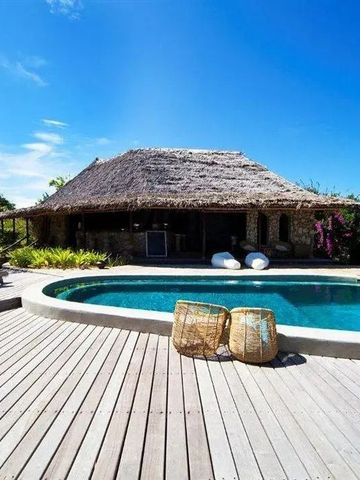 Einladender Poolbereich mit Sonnenterrasse in tropischer Umgebung