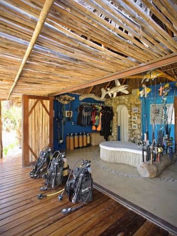 Tauchschule mit Tauchausrüstung und Dekorationen im Freien