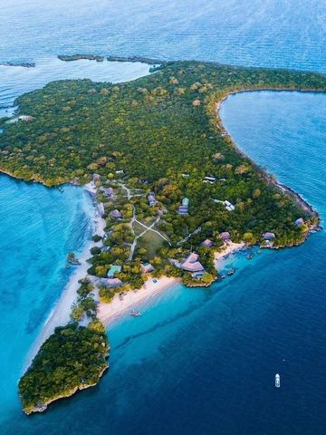 Luftaufnahme von Azura Quilalea auf einer abgelegenen Insel im türkisfarbenen Ozean