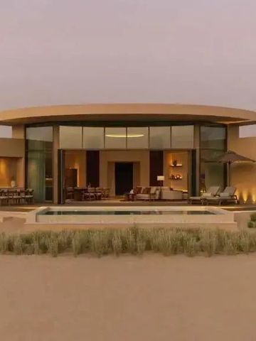 Moderne Villa mit großer Glasfront und Pool in der Wüste