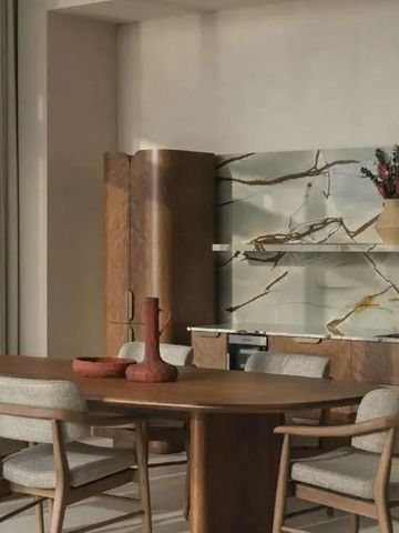 Eleganter Essbereich mit Holztisch und stilvollen Stühlen im Hotel Bab Al Shams