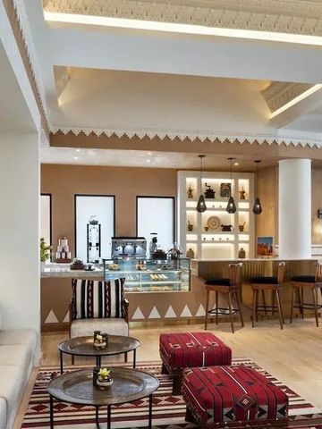 Elegante Lobby mit traditionellem Dekor und Sitzgruppen