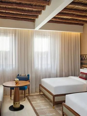 Zimmer mit zwei Betten, modernem Design und traditionellem Elementen