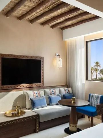 Lichtdurchfluteter Wohnbereich mit Sofa, Tisch und Ausblick