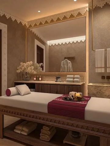 Luxuriöser Spa-Raum mit Massageliege, weiche Beleuchtung und stilvolle Dekoration.