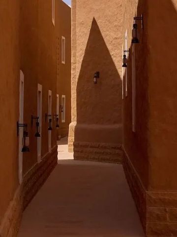 Enger Außenflur mit traditioneller Architektur und warmen Farbtönen.