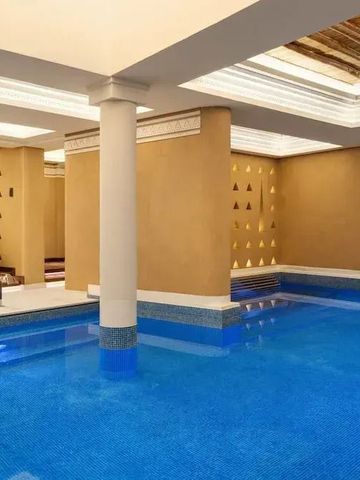 Eleganter Innenpool mit Säulen und modernen Design-Elementen