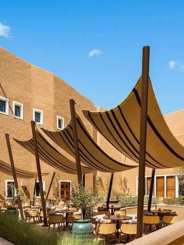 Außenbereich mit modernen Sonnensegeln und Sitzgelegenheiten