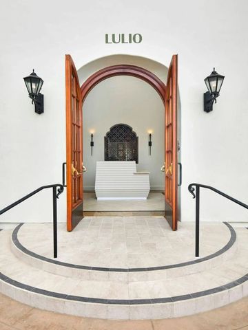 Eleganter Eingang des Ritz-Carlton Bacara mit Holz- und Steinelementen