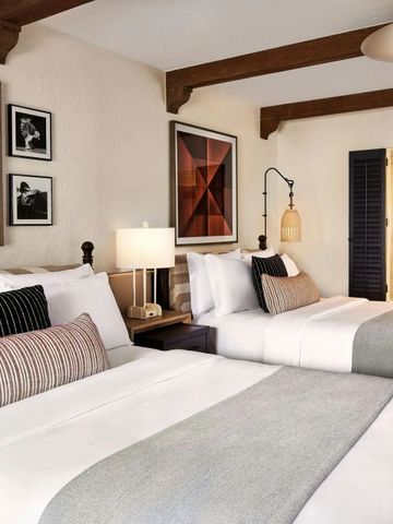 Gästezimmer mit zwei Betten und stilvoller Einrichtung im Ritz-Carlton Bacara