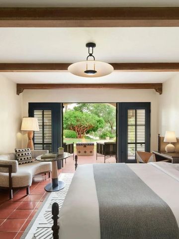 Modernes Hotelzimmer mit Terrasse und Gartenblick