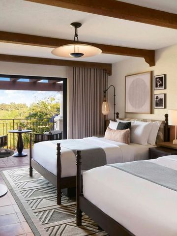 Hotelzimmer mit Doppelbett und Balkon mit Aussicht