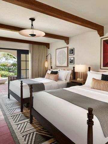 Geräumiges Zimmer mit zwei Betten und Zugang zur Terrasse