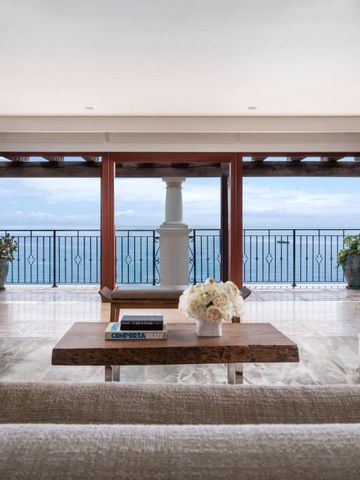 Wohnbereich mit großer Fensterfront und Meerblick