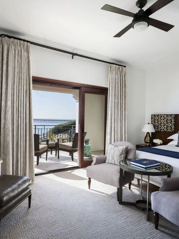 Helles Hotelzimmer mit Balkon und Meerblick