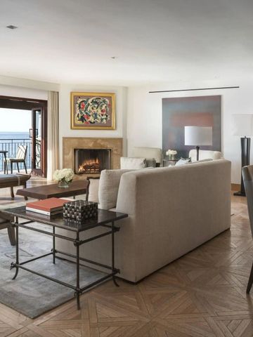 Geräumiges Wohnzimmer mit Kamin und Meerblick