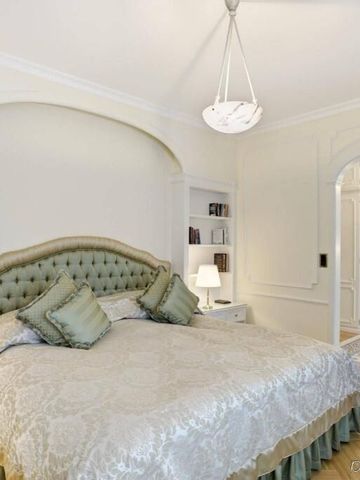 Elegantes Schlafzimmer mit luxuriösem Design und flauschigem Bett