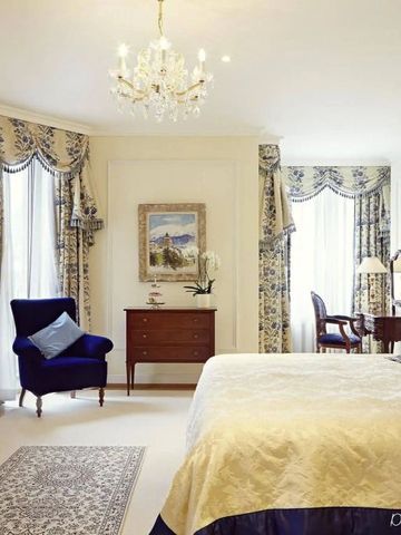 Helles Zimmer mit stilvoller Einrichtung und Kronleuchter