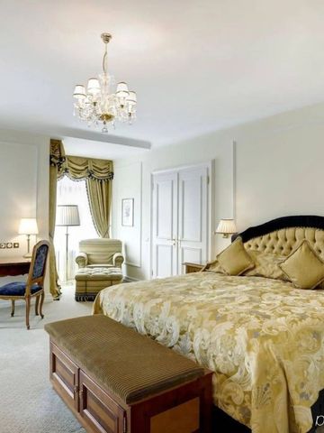 Geräumiges Zimmer mit eleganter Dekoration und hübschem Kronleuchter