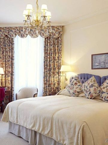 Gemütliches Schlafzimmer mit ansprechendem Dekor und Lichteinfall