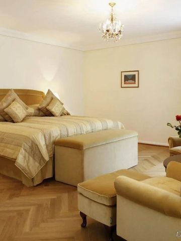 Elegantes Schlafzimmer mit Kingsize-Bett und Kristallleuchter.