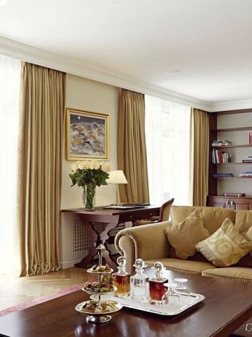 Wohnzimmer mit Sofagarnitur und Tageslicht von der Terrasse.